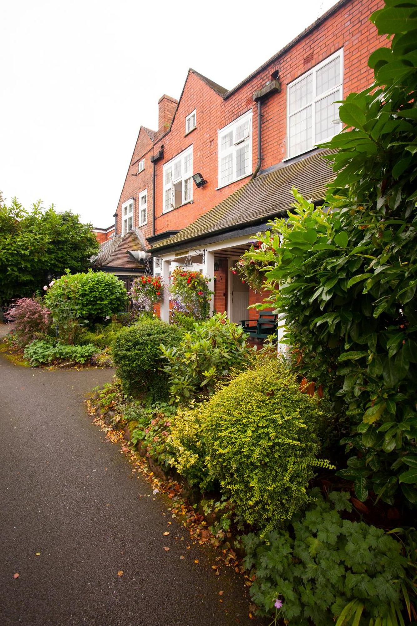 Barons Court Hotel Wolverhampton Exterior photo