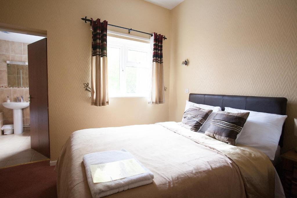 Barons Court Hotel Wolverhampton Room photo