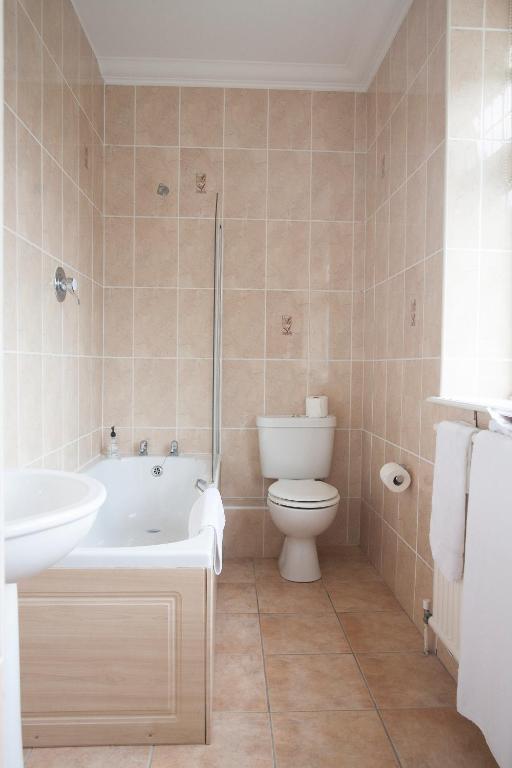 Barons Court Hotel Wolverhampton Room photo