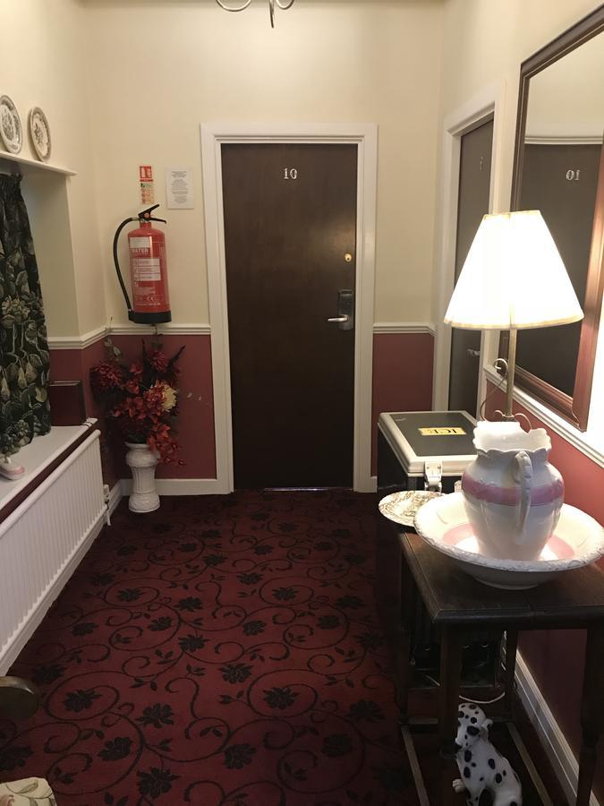 Barons Court Hotel Wolverhampton Exterior photo