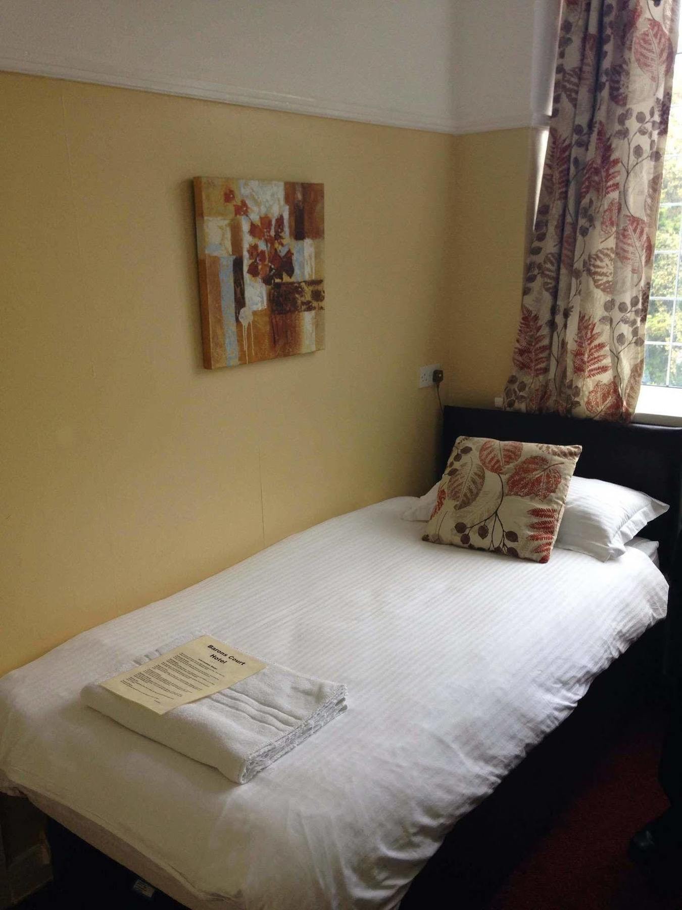 Barons Court Hotel Wolverhampton Exterior photo