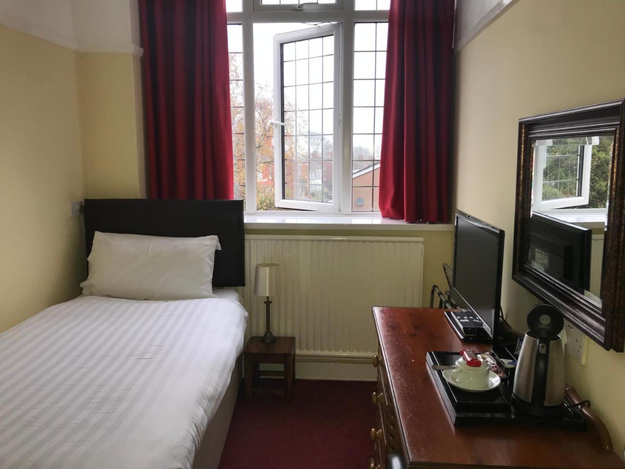 Barons Court Hotel Wolverhampton Exterior photo